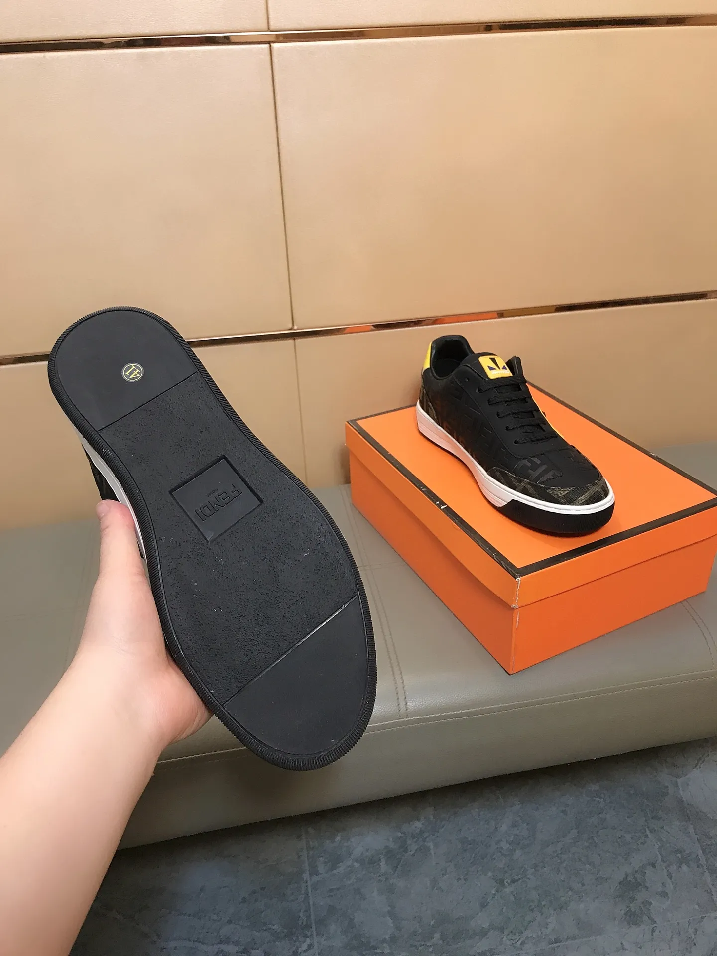 Ex-factory price 400 👟👟💎Fendi [Fendi] men's new high-top casual shoes are on the market 🔥The shoe body is made of brand-specific embossed leather, sheepskin lining, breathable and does not cover the feet! Fashionable casual shoes 🙈Non-slip and wear-resistant outsole👣 Standard size 38-44